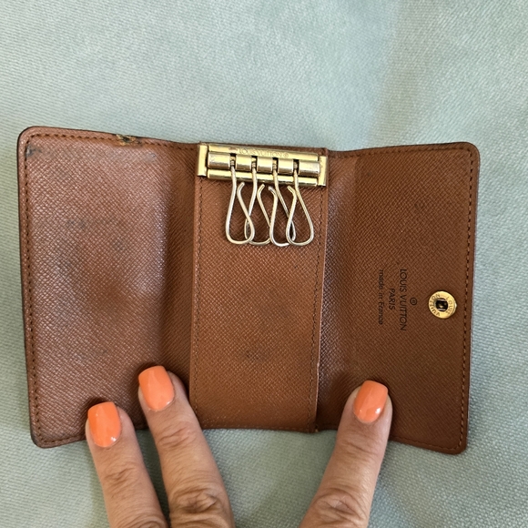 Louis Vuitton Monogram 4 Key Holder, EUC - Picture 3 of 9